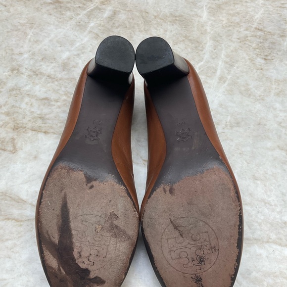 Tory Burch gold tone logo leather pumps Size 8. Saddle color. - Picture 8 of 16